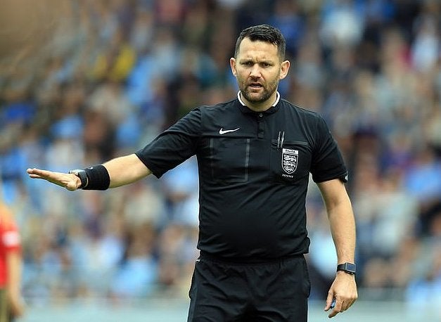 Suspenden a un árbitro por sortear un saque inicial a 'piedra, papel y tijera' en la Premier League femenina Suspenden a un árbitro por sortear un saque inicial a 'piedra, papel y tijera' en la Premier League femenina