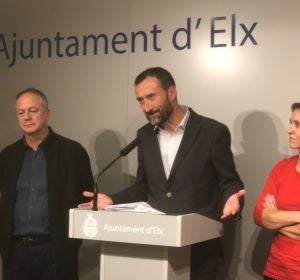 Carlos González durante la comparecencia en el Ayuntamiento de Elche ante los medios de comunicación Carlos González durante la comparecencia en el Ayuntamiento de Elche ante los medios de comunicación