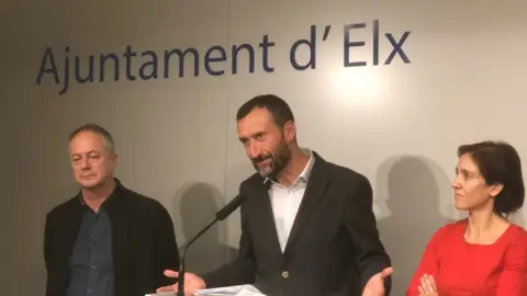 Carlos González durante la comparecencia en el Ayuntamiento de Elche ante los medios de comunicación Carlos González durante la comparecencia en el Ayuntamiento de Elche ante los medios de comunicación