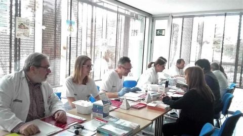 Enfermeros y enfermeras del Hospital General de Elche en una de las actividades con motivo del D&iacute;a Mundial de la Diabetes