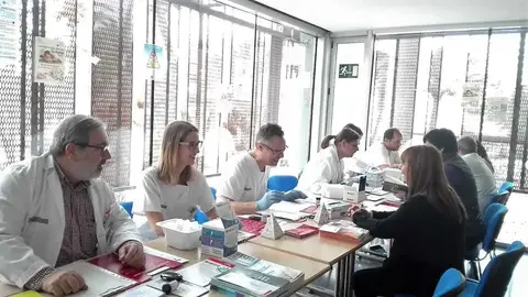 Enfermeros y enfermeras del Hospital General de Elche en una de las actividades con motivo del Día Mundial de la Diabetes Enfermeros y enfermeras del Hospital General de Elche en una de las actividades con motivo del Día Mundial de la Diabetes