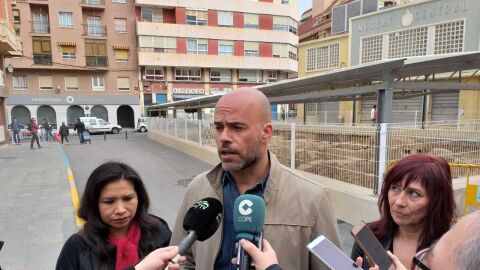 Jos&eacute; Vicente Bustamante junto al viejo Mercado Central de Elche