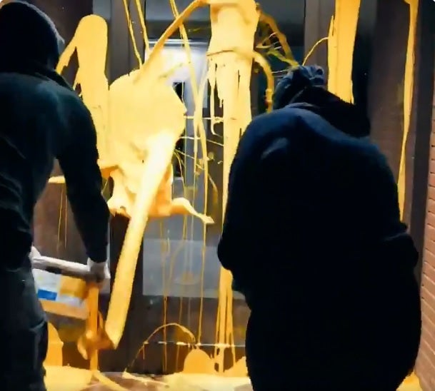 Arran arroja pintura amarilla contra la casa del juez Llarena en Barcelona Arran arroja pintura amarilla contra la casa del juez Llarena en Barcelona