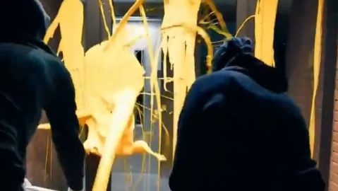 Dos miembros de Arran (CUP) arrojan pintura amarilla en el portal de la casa del juez Llarena