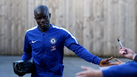 Kant&eacute; saluda a los aficionados del Chelsea