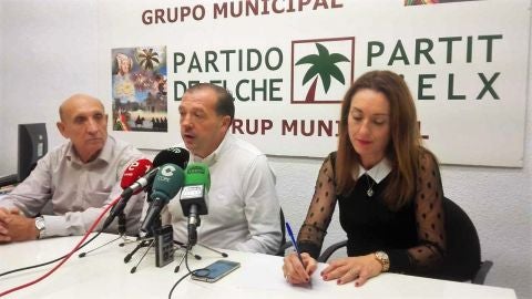 Jesus Pareja -en el centro- en la sede del Partido de Elche