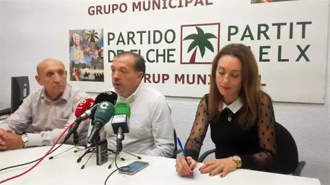 Jesus Pareja -en el centro- en la sede del Partido de Elche Jesus Pareja -en el centro- en la sede del Partido de Elche