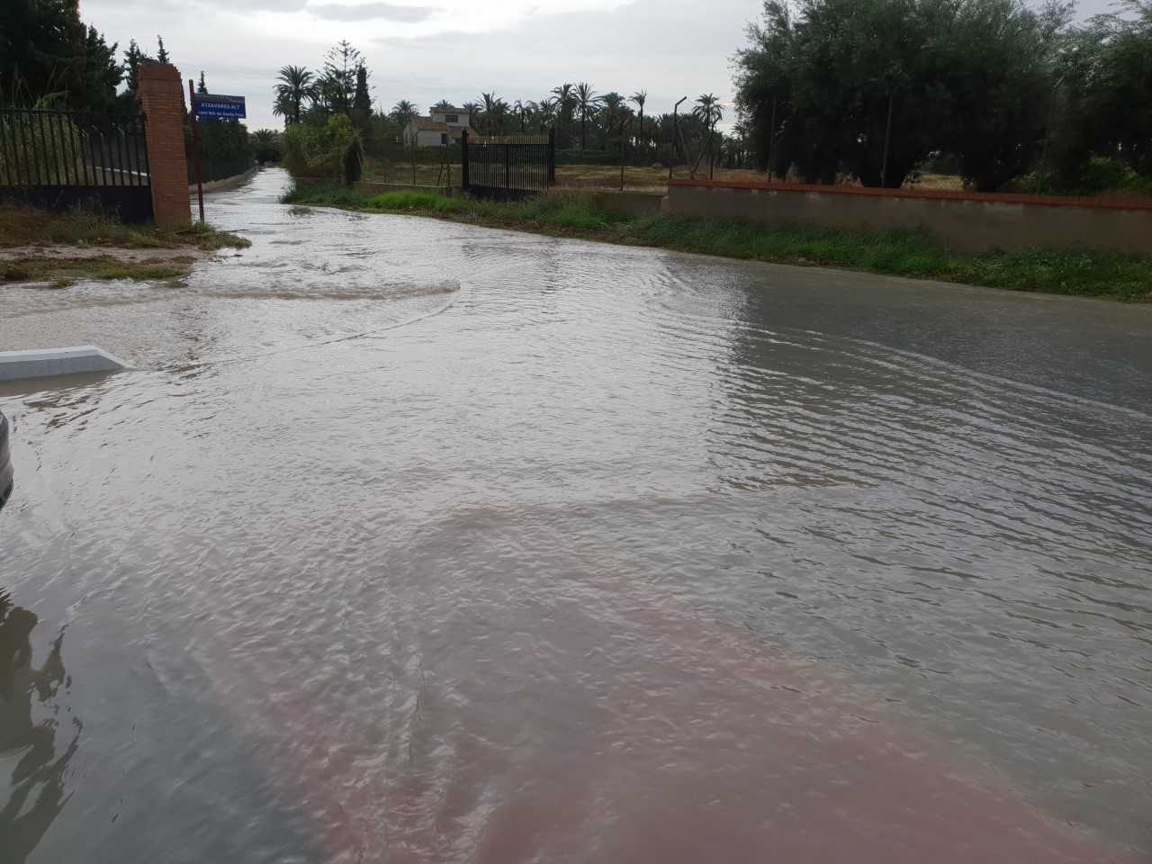 La lluvia vuelve a crear problemas por acumulación de agua en el entorno de la carretera de Santa Pola La lluvia vuelve a crear problemas por acumulación de agua en el entorno de la carretera de Santa Pola