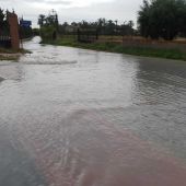 Agua acumulada en los alrededores de la carretera de Santa Pola tra el episodio de lluvias.