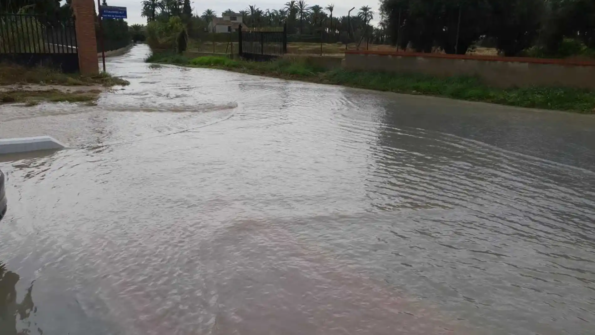 Agua acumulada en los alrededores de la carretera de Santa Pola tra el episodio de lluvias.