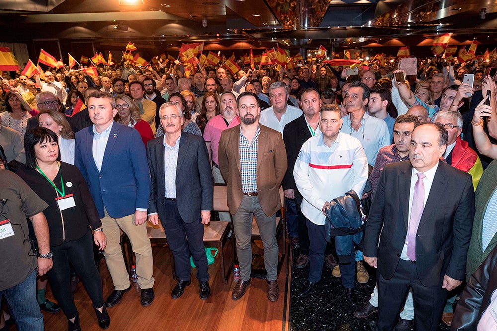 Lo que un grupo de vociferantes exaltados le gritó ayer en Murcia a Ortega Lara: "Que vuelva al zulo" Lo que un grupo de vociferantes exaltados le gritó ayer en Murcia a Ortega Lara: "Que vuelva al zulo"