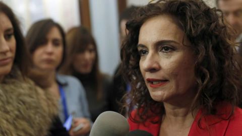 La ministra de Hacienda, Mar&iacute;a Jes&uacute;s Montero, ante los medios en el Congreso