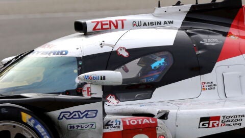 Fernando Alonso, subido en su Toyota