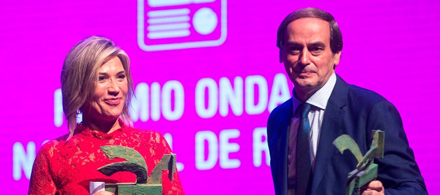 Julia Otero posa con premio Ondas por El Gabinete junto al periodista Isaías Lafuente