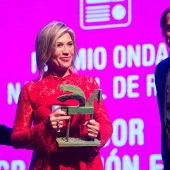 Julia Otero posa con premio Ondas por El Gabinete junto al periodista Isaías Lafuente