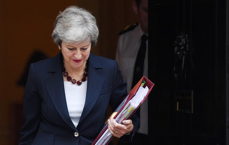 Theresa May nombra a un nuevo ministro para el Brexit pero será ella quien negocie con la UE Theresa May nombra a un nuevo ministro para el Brexit pero será ella quien negocie con la UE