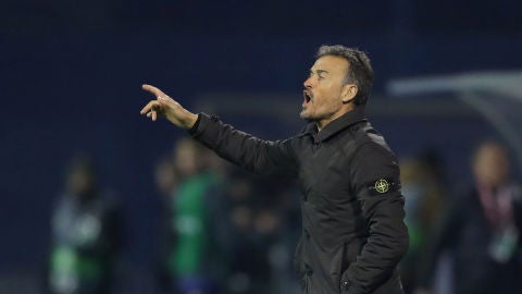 Luis Enrique da instrucciones a los jugadores desde la banda