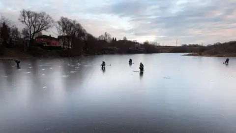 Pescando (15-1-2018) Varias personas pescan en un lago helado en Moscú, Rusia