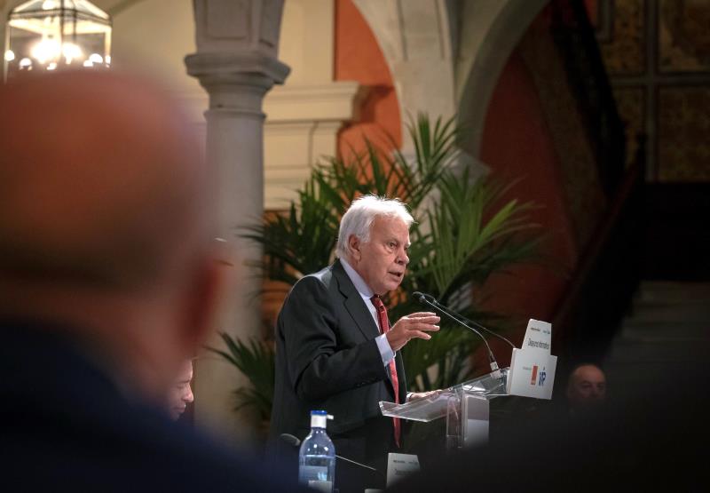 Felipe González: "La esencia de la democracia no es la alternancia, sino aceptar la derrota" Felipe González: "La esencia de la democracia no es la alternancia, sino aceptar la derrota"
