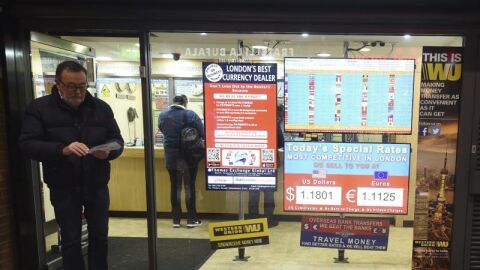 Un hombre sale de una oficina de cambio de divisa en Londres, Reino Unido