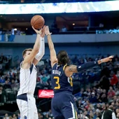 Luka Doncic tira un triple ante la defensa de Ricky Rubio Luka Doncic tira un triple ante la defensa de Ricky Rubio