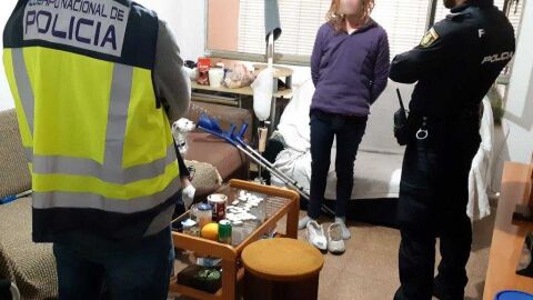 Agentes de la Polic&iacute;a Nacional de Elche junto a una de las personas detenidas