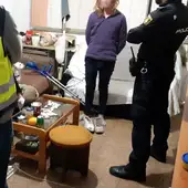 Agentes de la Policía Nacional de Elche junto a una de las personas detenidas Agentes de la Policía Nacional de Elche junto a una de las personas detenidas