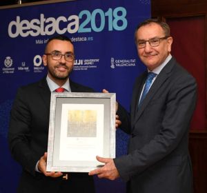 L´alcalde de Vila-real José Benlloch ha lliurat el reconeixement a l´exrector de l´UJI Vicent Climent. L´alcalde de Vila-real José Benlloch ha lliurat el reconeixement a l´exrector de l´UJI Vicent Climent.