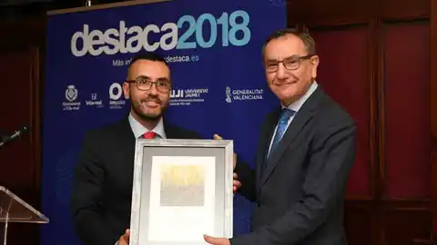 L´alcalde de Vila-real José Benlloch ha lliurat el reconeixement a l´exrector de l´UJI Vicent Climent. La fira tanca hui les seves portes en el centre de Congressos Fires i Trobades.