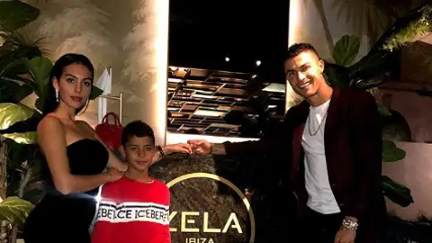 Cristiano y Georgina, tras la cena en Zela London Cristiano y Georgina, tras la cena en Zela London