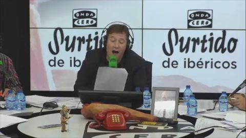 Latre Raphael cantando 'Ay, qu&eacute; pena me da que se me ha muerto el canario'
