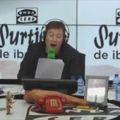 Latre Raphael cantando 'Ay, qué pena me da que se me ha muerto el canario'