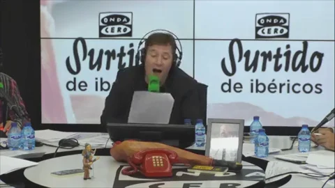 Latre Raphael cantando 'Ay, qu&eacute; pena me da que se me ha muerto el canario'