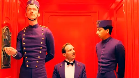 Fotograma del botones de 'El gran Hotel Budapest' Fotograma del botones de 'El gran Hotel Budapest'