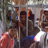 Miembros de la caravana de migrantes centroamericanos llegan a un albergue