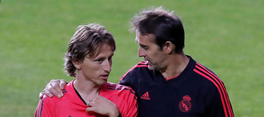 Modric dialoga con Lopetegui Modric dialoga con Lopetegui