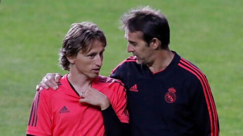 Modric dialoga con Lopetegui