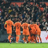 Los jugadores holandeses celebran el gol a Francia