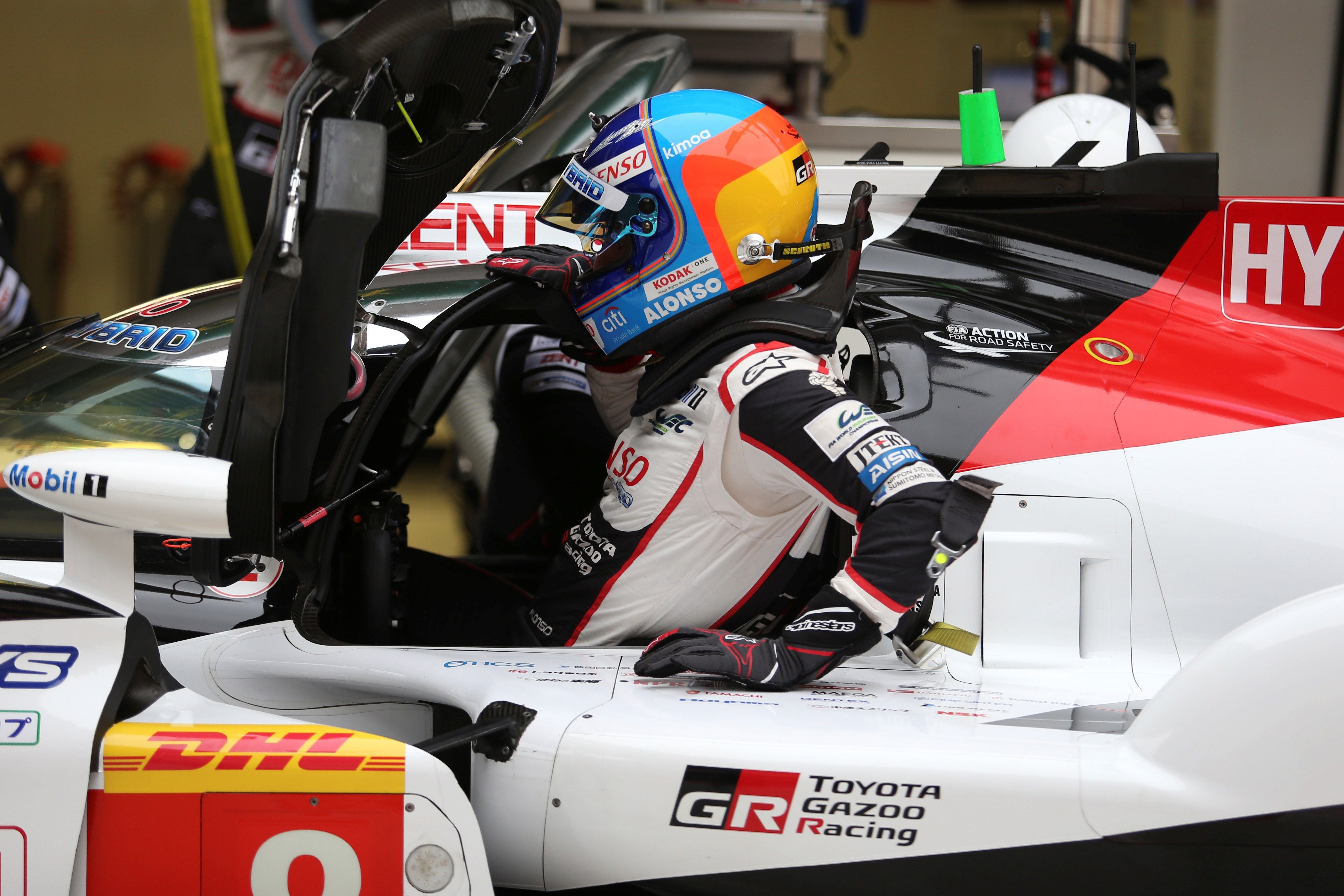 El Toyota de 'Pechito' quita el primer puesto en los Libres 2 al Toyota de Fernando Alonso El Toyota de 'Pechito' quita el primer puesto en los Libres 2 al Toyota de Fernando Alonso