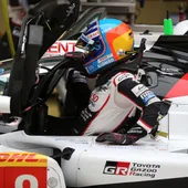 Fernando Alonso, subiéndose a su Toyota Fernando Alonso, subiéndose a su Toyota