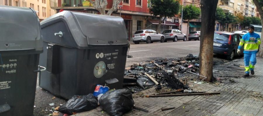 Contenedores quemados en Palma Contenedores quemados en Palma