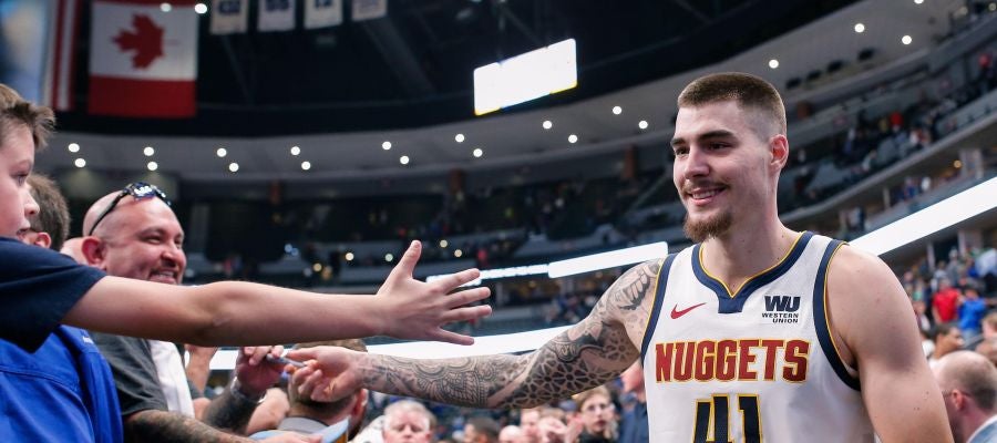 Juancho Hernangómez saluda a los fans de los Denver Nuggets Juancho Hernangómez saluda a los fans de los Denver Nuggets