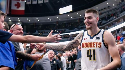 Juancho Hernang&oacute;mez saluda a los fans de los Denver Nuggets
