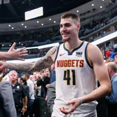 Juancho Hernangómez saluda a los fans de los Denver Nuggets Juancho Hernangómez saluda a los fans de los Denver Nuggets