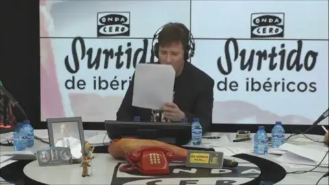 Pedro Sánchez se convierte en Paulina Rubio en 'Tu jeta me suena' Pedro Sánchez se convierte en Paulina Rubio en 'Tu jeta me suena'