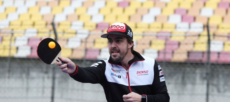 Fernando Alonso se relaja jugando al ping-pong Fernando Alonso se relaja jugando al ping-pong