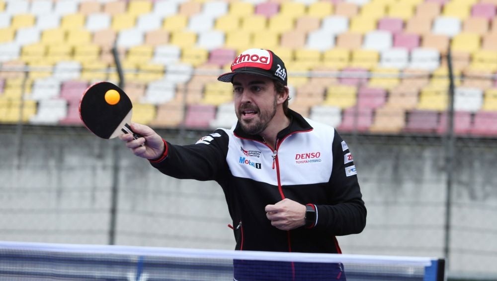 Fernando Alonso se relaja jugando al ping-pong