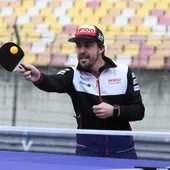 Fernando Alonso se relaja jugando al ping-pong Fernando Alonso se relaja jugando al ping-pong