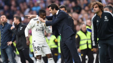 Solari da indicaciones a Vinicius