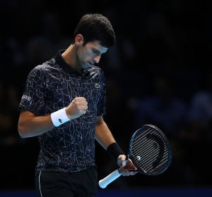 Novak Djokovic levanta el puño para celebrar su victoria Novak Djokovic levanta el puño para celebrar su victoria